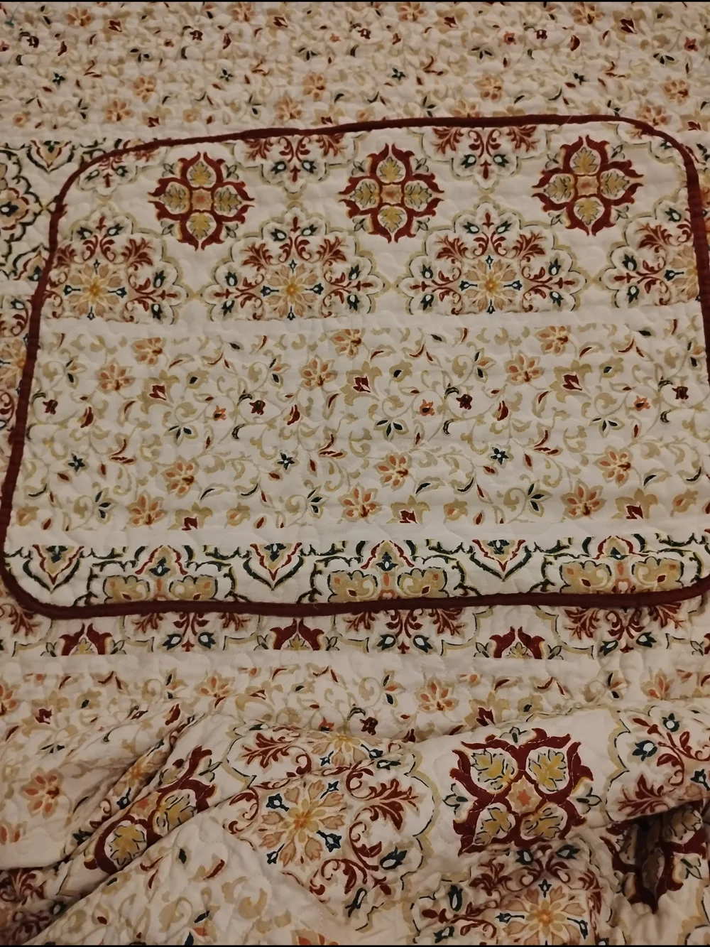 Madison Park Rust and Cream Floral Reversible Quilted Bed Cover With Sham .Twin